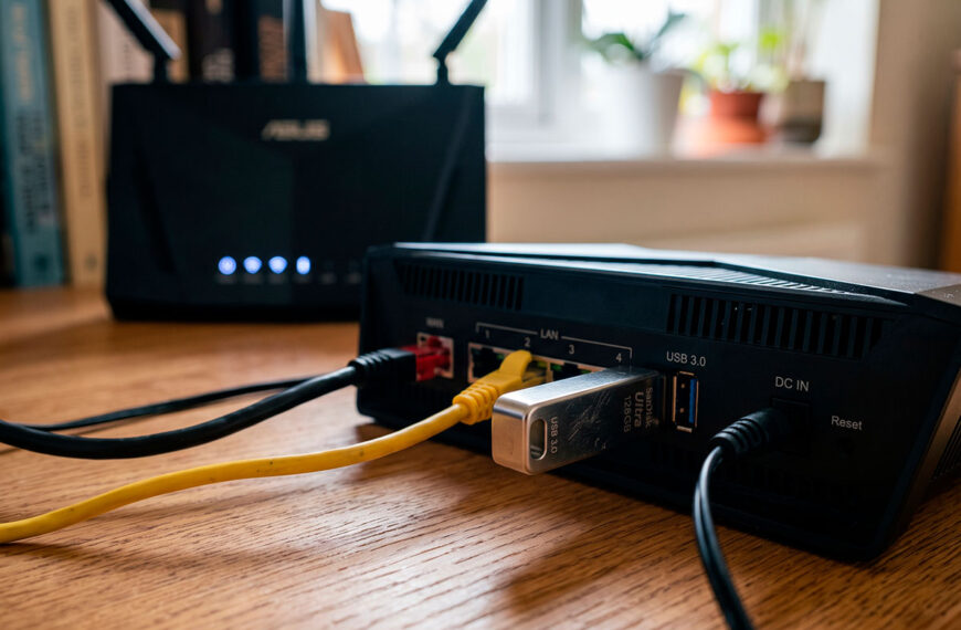 Pare de ignorar a porta USB do router: 4 utilidades práticas que deve aproveitar